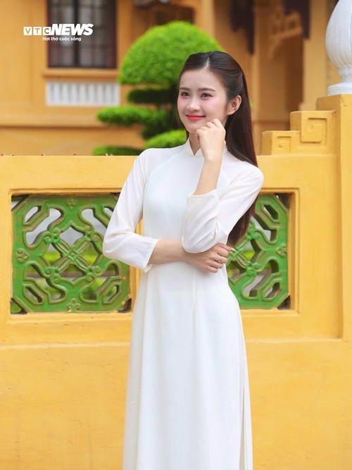 Giới trẻ mặc áo dài, cầm cờ Tổ quốc hào hứng check-in dịp đại lễ 30/4 - ảnh 5