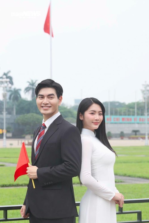 Giới trẻ mặc áo dài, cầm cờ Tổ quốc hào hứng check-in dịp đại lễ 30/4 - ảnh 6