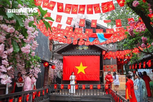 Giới trẻ mặc áo dài, cầm cờ Tổ quốc hào hứng check-in dịp đại lễ 30/4 - ảnh 7