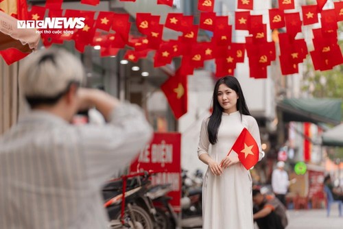 Giới trẻ mặc áo dài, cầm cờ Tổ quốc hào hứng check-in dịp đại lễ 30/4 - ảnh 9