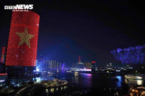 10.500 drone trên bầu trời TP.HCM tạo hình xe tăng tiến vào Dinh Độc Lập - ảnh 11