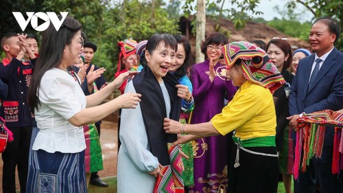 Phu nhân Thủ tướng Việt Nam và Nhật Bản thăm Làng Văn hóa Du lịch các dân tộc Việt Nam - ảnh 10