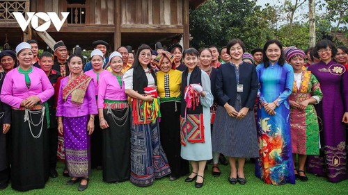 Phu nhân Thủ tướng Việt Nam và Nhật Bản thăm Làng Văn hóa Du lịch các dân tộc Việt Nam - ảnh 11