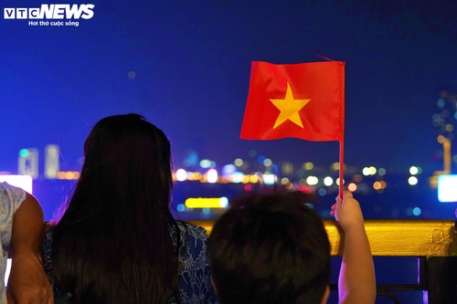 10.500 drone trên bầu trời TP.HCM tạo hình xe tăng tiến vào Dinh Độc Lập - ảnh 12