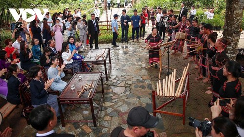 Phu nhân Thủ tướng Việt Nam và Nhật Bản thăm Làng Văn hóa Du lịch các dân tộc Việt Nam - ảnh 12