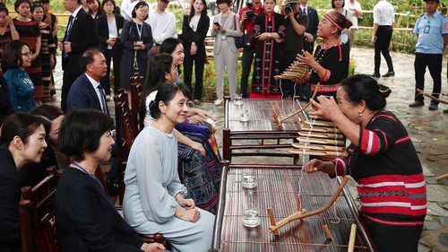 Phu nhân Thủ tướng Việt Nam và Nhật Bản thăm Làng Văn hóa Du lịch các dân tộc Việt Nam - ảnh 13
