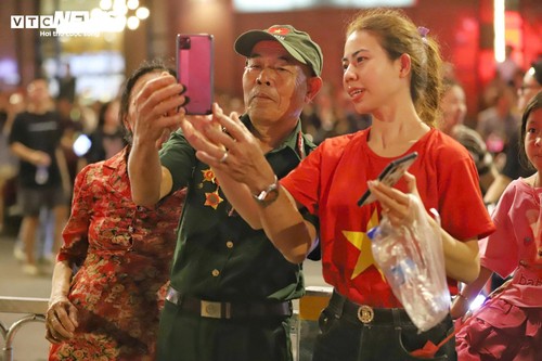 10.500 drone trên bầu trời TP.HCM tạo hình xe tăng tiến vào Dinh Độc Lập - ảnh 14