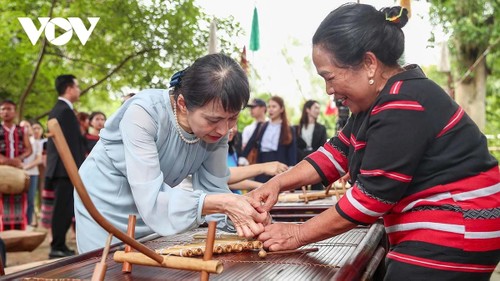 Phu nhân Thủ tướng Việt Nam và Nhật Bản thăm Làng Văn hóa Du lịch các dân tộc Việt Nam - ảnh 14