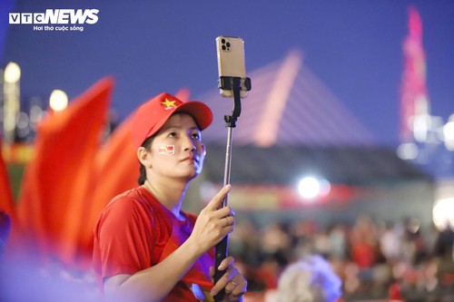 10.500 drone trên bầu trời TP.HCM tạo hình xe tăng tiến vào Dinh Độc Lập - ảnh 13