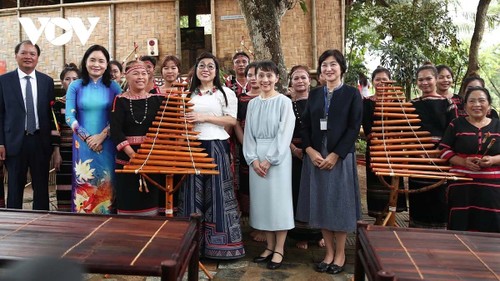 Phu nhân Thủ tướng Việt Nam và Nhật Bản thăm Làng Văn hóa Du lịch các dân tộc Việt Nam - ảnh 15
