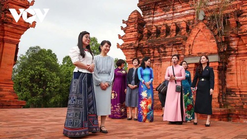 Phu nhân Thủ tướng Việt Nam và Nhật Bản thăm Làng Văn hóa Du lịch các dân tộc Việt Nam - ảnh 16