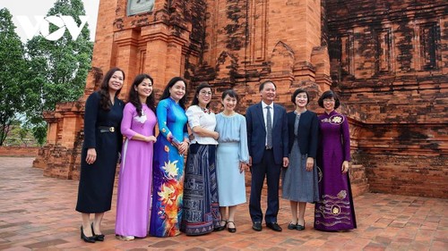 Phu nhân Thủ tướng Việt Nam và Nhật Bản thăm Làng Văn hóa Du lịch các dân tộc Việt Nam - ảnh 17