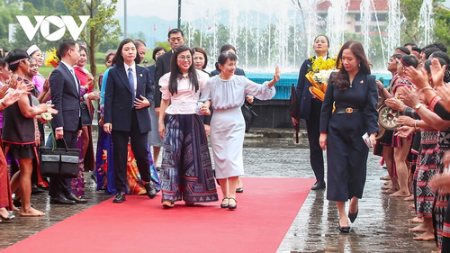 Phu nhân Thủ tướng Việt Nam và Nhật Bản thăm Làng Văn hóa Du lịch các dân tộc Việt Nam - ảnh 1