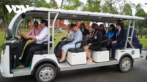 Phu nhân Thủ tướng Việt Nam và Nhật Bản thăm Làng Văn hóa Du lịch các dân tộc Việt Nam - ảnh 2
