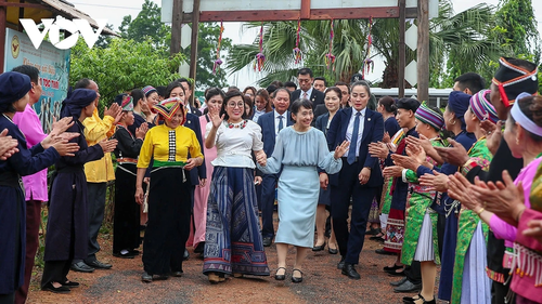 Phu nhân Thủ tướng Việt Nam và Nhật Bản thăm Làng Văn hóa Du lịch các dân tộc Việt Nam - ảnh 3