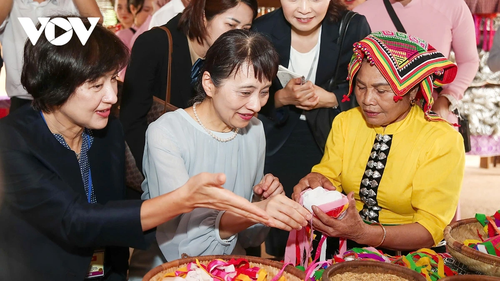 Phu nhân Thủ tướng Việt Nam và Nhật Bản thăm Làng Văn hóa Du lịch các dân tộc Việt Nam - ảnh 4