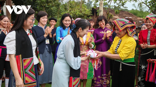 Phu nhân Thủ tướng Việt Nam và Nhật Bản thăm Làng Văn hóa Du lịch các dân tộc Việt Nam - ảnh 5