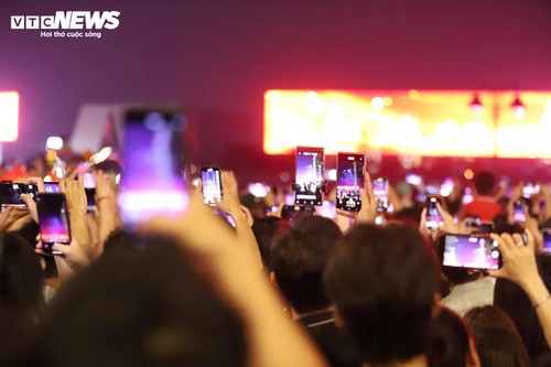 10.500 drone trên bầu trời TP.HCM tạo hình xe tăng tiến vào Dinh Độc Lập - ảnh 8