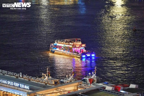 10.500 drone trên bầu trời TP.HCM tạo hình xe tăng tiến vào Dinh Độc Lập - ảnh 9