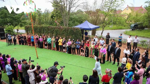 Phu nhân Thủ tướng Việt Nam và Nhật Bản thăm Làng Văn hóa Du lịch các dân tộc Việt Nam - ảnh 7