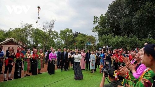 Phu nhân Thủ tướng Việt Nam và Nhật Bản thăm Làng Văn hóa Du lịch các dân tộc Việt Nam - ảnh 8