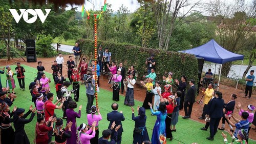 Phu nhân Thủ tướng Việt Nam và Nhật Bản thăm Làng Văn hóa Du lịch các dân tộc Việt Nam - ảnh 9