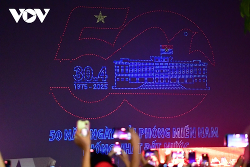 10.500 drone trên bầu trời TP.HCM tạo hình xe tăng tiến vào Dinh Độc Lập - ảnh 1