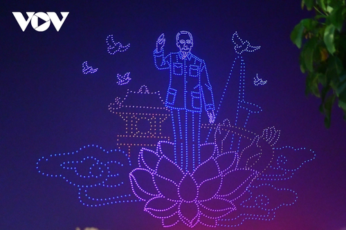 10.500 drone trên bầu trời TP.HCM tạo hình xe tăng tiến vào Dinh Độc Lập - ảnh 2