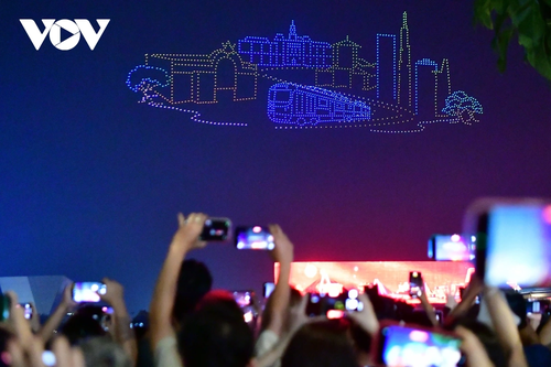 10.500 drone trên bầu trời TP.HCM tạo hình xe tăng tiến vào Dinh Độc Lập - ảnh 3