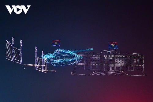 10.500 drone trên bầu trời TP.HCM tạo hình xe tăng tiến vào Dinh Độc Lập - ảnh 4