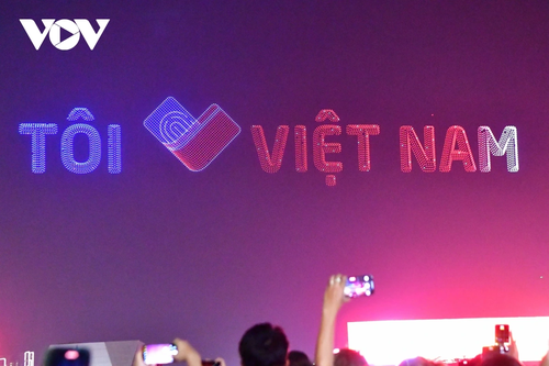 10.500 drone trên bầu trời TP.HCM tạo hình xe tăng tiến vào Dinh Độc Lập - ảnh 5