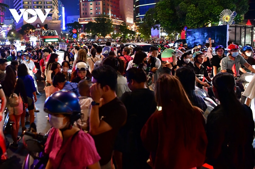 10.500 drone trên bầu trời TP.HCM tạo hình xe tăng tiến vào Dinh Độc Lập - ảnh 15