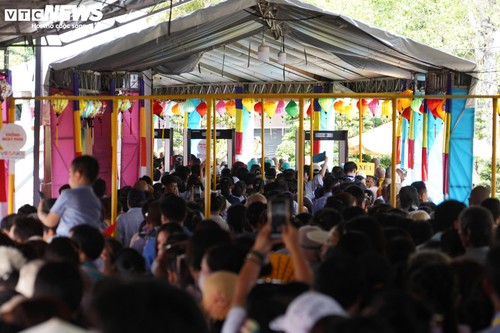 Hàng vạn người xếp hàng chiêm bái xá lợi Phật, nhiều người vượt 1.700km - ảnh 10