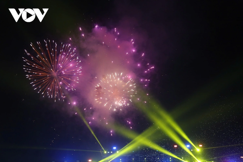 Hàng vạn người dân, du khách hoà mình vào không khí Carnaval Hạ Long 2025 - ảnh 10