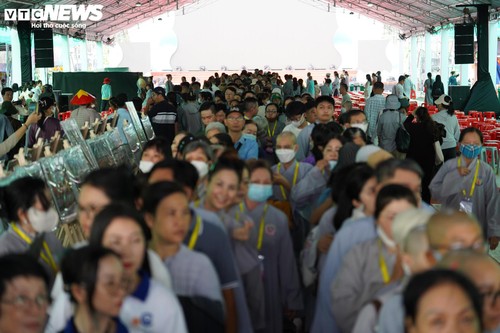 Hàng vạn người xếp hàng chiêm bái xá lợi Phật, nhiều người vượt 1.700km - ảnh 11