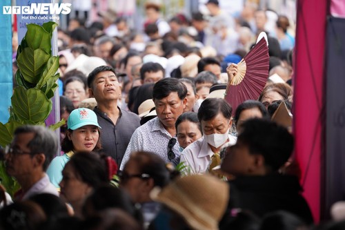 Hàng vạn người xếp hàng chiêm bái xá lợi Phật, nhiều người vượt 1.700km - ảnh 12