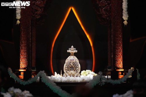 Hàng vạn người xếp hàng chiêm bái xá lợi Phật, nhiều người vượt 1.700km - ảnh 13