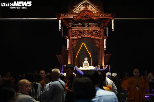 Hàng vạn người xếp hàng chiêm bái xá lợi Phật, nhiều người vượt 1.700km - ảnh 14