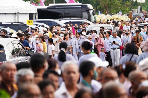 Hàng vạn người xếp hàng chiêm bái xá lợi Phật, nhiều người vượt 1.700km - ảnh 1