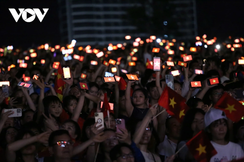 Hàng vạn người dân, du khách hoà mình vào không khí Carnaval Hạ Long 2025 - ảnh 2