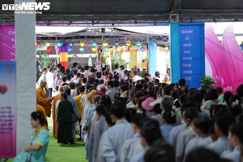 Hàng vạn người xếp hàng chiêm bái xá lợi Phật, nhiều người vượt 1.700km - ảnh 2