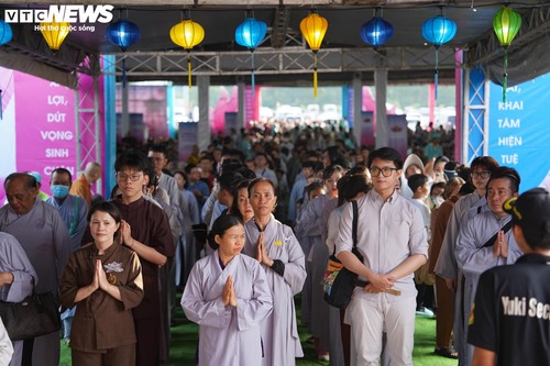 Hàng vạn người xếp hàng chiêm bái xá lợi Phật, nhiều người vượt 1.700km - ảnh 3