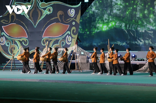 Hàng vạn người dân, du khách hoà mình vào không khí Carnaval Hạ Long 2025 - ảnh 5