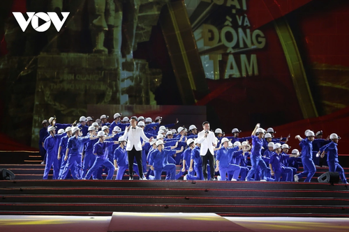 Hàng vạn người dân, du khách hoà mình vào không khí Carnaval Hạ Long 2025 - ảnh 6