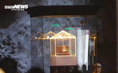 Dòng người xếp hàng chờ chiêm bái Xá lợi Trái tim Bồ tát Thích Quảng Đức - ảnh 1