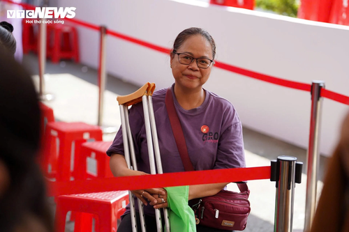 Dòng người xếp hàng chờ chiêm bái Xá lợi Trái tim Bồ tát Thích Quảng Đức - ảnh 12