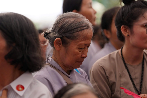 Dòng người xếp hàng chờ chiêm bái Xá lợi Trái tim Bồ tát Thích Quảng Đức - ảnh 13