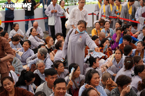 Dòng người xếp hàng chờ chiêm bái Xá lợi Trái tim Bồ tát Thích Quảng Đức - ảnh 14