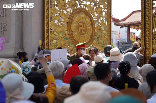 Dòng người xếp hàng chờ chiêm bái Xá lợi Trái tim Bồ tát Thích Quảng Đức - ảnh 17