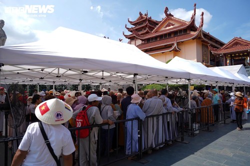 Dòng người xếp hàng chờ chiêm bái Xá lợi Trái tim Bồ tát Thích Quảng Đức - ảnh 18